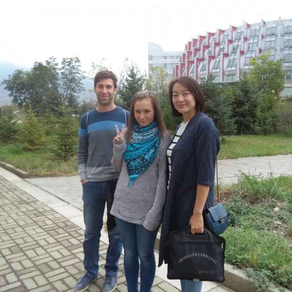 Szállásadónkkal, Laurával a Belső-Mongóliai Orvosi Egyetem kampuszán