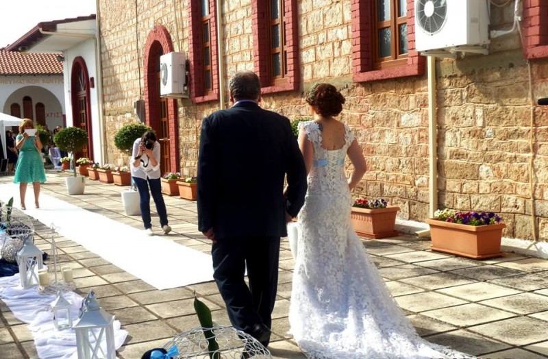 Menyasszony, akit apja kísér a templom lépcsőig, ahol átadja vőlegényének.