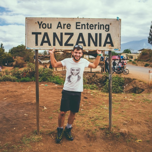 Yes, you are really entering Tanzania, Mózes! Első napunk a kontinensen, a reptér után egyből indultunk a hegy alá.