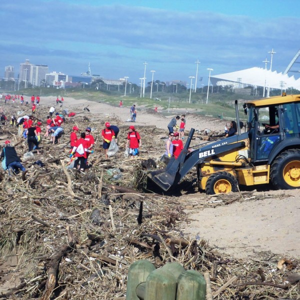 Durban, óceánpart vihar utáni takarítása